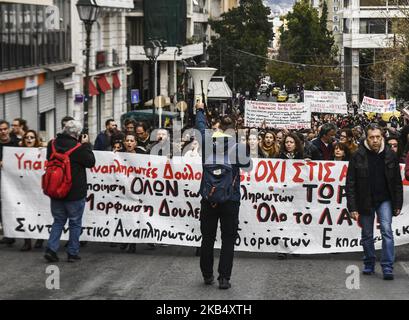 Lehrer rufen am 26. Januar 2019 bei einer Demonstration vor dem griechischen parlament in Athen Slogans auf, um den Widerruf eines Gesetzes zu fordern, das Änderungen an der Art und Weise vornimmt, wie Pädagogen im öffentlichen Schulsystem ernannt werden. (Foto von Dimitris Lampropoulos/NurPhoto) Stockfoto