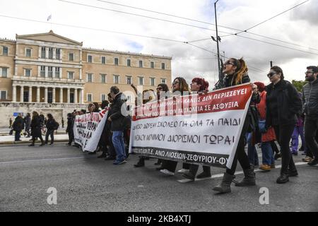 Lehrer rufen am 26. Januar 2019 bei einer Demonstration vor dem griechischen parlament in Athen Slogans auf, um den Widerruf eines Gesetzes zu fordern, das Änderungen an der Art und Weise vornimmt, wie Pädagogen im öffentlichen Schulsystem ernannt werden. (Foto von Dimitris Lampropoulos/NurPhoto) Stockfoto