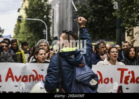 Lehrer rufen am 26. Januar 2019 bei einer Demonstration vor dem griechischen parlament in Athen Slogans auf, um den Widerruf eines Gesetzes zu fordern, das Änderungen an der Art und Weise vornimmt, wie Pädagogen im öffentlichen Schulsystem ernannt werden. (Foto von Dimitris Lampropoulos/NurPhoto) Stockfoto