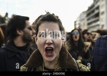 Lehrer rufen am 26. Januar 2019 bei einer Demonstration vor dem griechischen parlament in Athen Slogans auf, um den Widerruf eines Gesetzes zu fordern, das Änderungen an der Art und Weise vornimmt, wie Pädagogen im öffentlichen Schulsystem ernannt werden. (Foto von Dimitris Lampropoulos/NurPhoto) Stockfoto