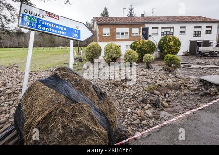 Gefallene Straßensignale und Steine aus dem Fluss zerstörten den Straßenbelag während der Überschwemmungen nach heftigen Regenfällen im Norden Spaniens am 25. Januar 2019. (Foto von Celestino Arce/NurPhoto) Stockfoto