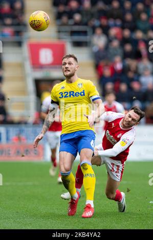 Liam Cooper von Leeds United kämpft mit Jon Taylor von Rotherham United während des Sky Bet Championship-Spiels zwischen Rotherham United und Leeds United am Samstag, dem 26.. Januar 2019 im New York Stadium, Rotherham, England, Großbritannien. (Foto von Mark Fletcher/NurPhoto) Stockfoto