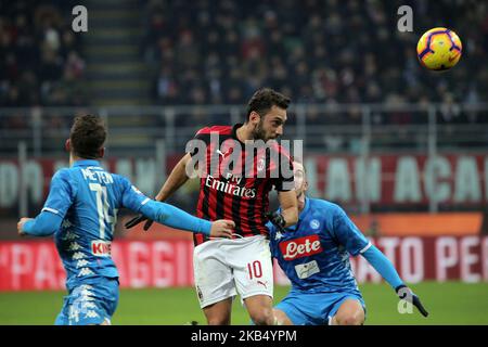 Hakan Calhanoglu #10 des AC Milan in Aktion während der Serie Ein Spiel zwischen AC Milan und SSC Napoli im Stadio Giuseppe Meazza am 26. Januar 2018 in Mailand, Italien. (Foto von Giuseppe Cottini/NurPhoto) Stockfoto