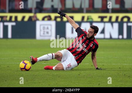 Hakan Calhanoglu #10 des AC Milan in Aktion während der Serie Ein Spiel zwischen AC Milan und SSC Napoli im Stadio Giuseppe Meazza am 26. Januar 2018 in Mailand, Italien. (Foto von Giuseppe Cottini/NurPhoto) Stockfoto