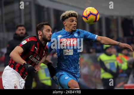 Kevin Malcuit #2 von SSC Napoli konkurriert um den Ball mit Hakan Calhanoglu #10 von AC Milan während der Serie Ein Spiel zwischen AC Milan und SSC Napoli im Stadio Giuseppe Meazza am 26. Januar 2018 in Mailand, Italien. (Foto von Giuseppe Cottini/NurPhoto) Stockfoto