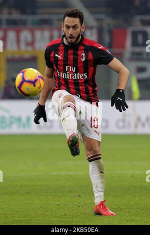 Hakan Calhanoglu #10 des AC Milan in Aktion während der Serie Ein Spiel zwischen AC Milan und SSC Napoli im Stadio Giuseppe Meazza am 26. Januar 2018 in Mailand, Italien. (Foto von Giuseppe Cottini/NurPhoto) Stockfoto