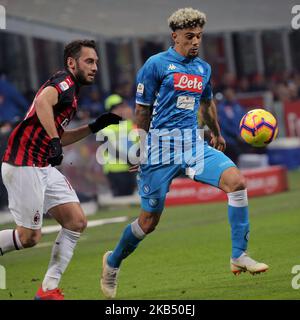 Kevin Malcuit #2 von SSC Napoli konkurriert um den Ball mit Hakan Calhanoglu #10 von AC Milan während der Serie Ein Spiel zwischen AC Milan und SSC Napoli im Stadio Giuseppe Meazza am 26. Januar 2018 in Mailand, Italien. (Foto von Giuseppe Cottini/NurPhoto) Stockfoto