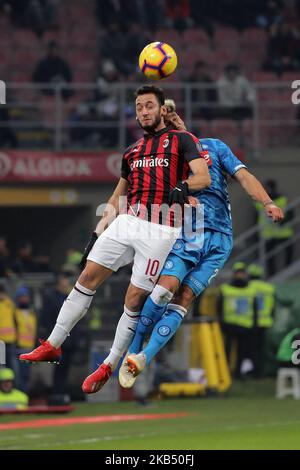 Hakan Calhanoglu #10 von AC Milan kämpft mit Kevin Malcuit #2 von SSC Napoli während der Serie Ein Spiel zwischen AC Milan und SSC Napoli im Stadio Giuseppe Meazza am 26. Januar 2018 in Mailand, Italien. (Foto von Giuseppe Cottini/NurPhoto) Stockfoto