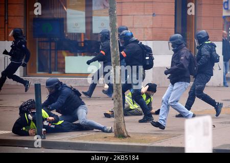 Die BAC (Anti Crime Unit) verhaftete zwei Demonstranten der Gelbwesten. Für den XI. Akt der Bewegung der Gelbwesten gingen mehr als 10 000 Menschen auf die Straßen von Toulouse, um gegen die Regierung zu protestieren. Zwischen Demonstranten und Bereitschaftspolizei fanden 3 Stunden lang Gefechte statt. Die Bereitschaftspolizei verwendete Tränengaskanister und eine Polizeiwasserkanone. Die Bewegung der gelben Jacken begann am 17.. November mit einem Protest gegen die Erhöhung der Steuern auf Ölprodukte. Der Anstieg der Steuern war der Zünder ihres Zorns gegen den französischen Präsidenten Macron und seine Regierung und ihrer Forderung nach seinem Rücktritt.Toulouse. Frankreich. J Stockfoto