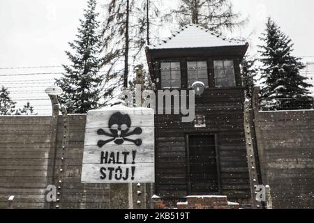 „Halt!“ schild am 26. Januar 2019 im ehemaligen KZ-Vernichtungslager Auschwitz I in Oswiecim, Polen. (Foto von Beata Zawrzel/NurPhoto) Stockfoto