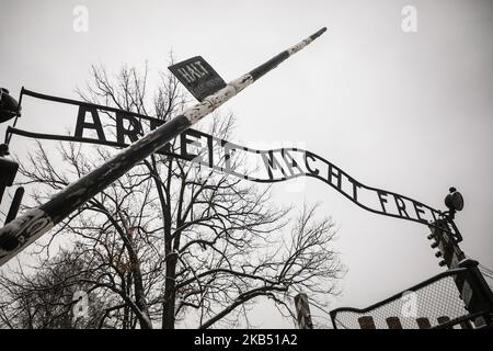 Das Haupteingangstor 'Arbeit Macht frei' im ehemaligen KZ-Vernichtungslager Auschwitz I in Oswiecim, Polen, am 26. Januar 2019. (Foto von Beata Zawrzel/NurPhoto) Stockfoto