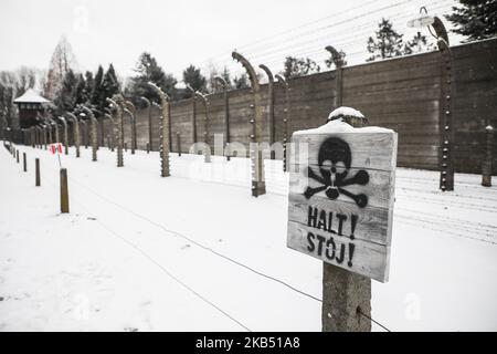 „Halt!“ schild am 26. Januar 2019 im ehemaligen KZ-Vernichtungslager Auschwitz I in Oswiecim, Polen. (Foto von Beata Zawrzel/NurPhoto) Stockfoto