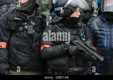 Ein französischer Polizist hält einen LBD-40 defensiven Ballkrug. Polizeiwaffe, die während einer regierungsfeindlichen Demonstration, die von der Bewegung „Gelbwesten“ (Gilets Jaunes) am 26. Januar 2019 auf dem Place de la Bastille in Paris aufgerufen wurde, 40mm Gummigeschosse sendet. Die LBD-Trägerraketen, die von den Demonstranten als „Blitzbälle“ bekannt sind, haben viele Menschen schwer verletzt, und Frankreichs Menschenrechtschef hat gefordert, den Einsatz der Waffe zu stoppen, aber die Regierung besteht darauf, dass sie nur unter sehr strengen Bedingungen eingesetzt wird. (Foto von Michel Stoupak/NurPhoto) Stockfoto