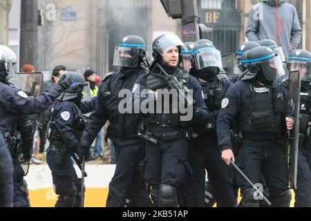 Ein französischer Polizist hält einen LBD-40 defensiven Ballkrug. Polizeiwaffe, die während einer regierungsfeindlichen Demonstration, die von der Bewegung „Gelbwesten“ (Gilets Jaunes) am 26. Januar 2019 auf dem Place de la Bastille in Paris aufgerufen wurde, 40mm Gummigeschosse sendet. Die LBD-Trägerraketen, die von den Demonstranten als „Blitzbälle“ bekannt sind, haben viele Menschen schwer verletzt, und Frankreichs Menschenrechtschef hat gefordert, den Einsatz der Waffe zu stoppen, aber die Regierung besteht darauf, dass sie nur unter sehr strengen Bedingungen eingesetzt wird. (Foto von Michel Stoupak/NurPhoto) Stockfoto