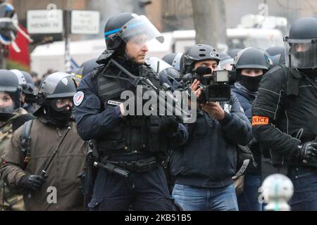 Ein französischer Polizist hält einen LBD-40 defensiven Ballkrug. Polizeiwaffe, die während einer regierungsfeindlichen Demonstration, die von der Bewegung „Gelbwesten“ (Gilets Jaunes) am 26. Januar 2019 auf dem Place de la Bastille in Paris aufgerufen wurde, 40mm Gummigeschosse sendet. Die LBD-Trägerraketen, die von den Demonstranten als „Blitzbälle“ bekannt sind, haben viele Menschen schwer verletzt, und Frankreichs Menschenrechtschef hat gefordert, den Einsatz der Waffe zu stoppen, aber die Regierung besteht darauf, dass sie nur unter sehr strengen Bedingungen eingesetzt wird. (Foto von Michel Stoupak/NurPhoto) Stockfoto