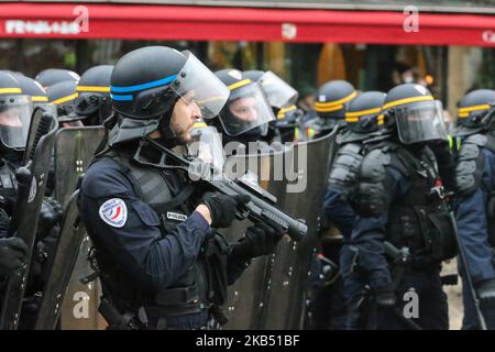 Ein französischer Polizist hält einen LBD-40 defensiven Ballkrug. Polizeiwaffe, die während einer regierungsfeindlichen Demonstration, die von der Bewegung „Gelbwesten“ (Gilets Jaunes) am 26. Januar 2019 auf dem Place de la Bastille in Paris aufgerufen wurde, 40mm Gummigeschosse sendet. Die LBD-Trägerraketen, die von den Demonstranten als „Blitzbälle“ bekannt sind, haben viele Menschen schwer verletzt, und Frankreichs Menschenrechtschef hat gefordert, den Einsatz der Waffe zu stoppen, aber die Regierung besteht darauf, dass sie nur unter sehr strengen Bedingungen eingesetzt wird. (Foto von Michel Stoupak/NurPhoto) Stockfoto