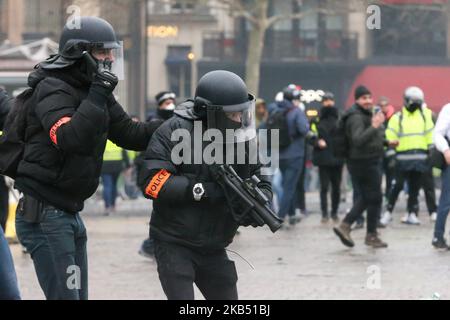 Ein französischer Polizist hält einen LBD-40 defensiven Ballkrug. Polizeiwaffe, die während einer regierungsfeindlichen Demonstration, die von der Bewegung „Gelbwesten“ (Gilets Jaunes) am 26. Januar 2019 auf dem Place de la Bastille in Paris aufgerufen wurde, 40mm Gummigeschosse sendet. Die LBD-Trägerraketen, die von den Demonstranten als „Blitzbälle“ bekannt sind, haben viele Menschen schwer verletzt, und Frankreichs Menschenrechtschef hat gefordert, den Einsatz der Waffe zu stoppen, aber die Regierung besteht darauf, dass sie nur unter sehr strengen Bedingungen eingesetzt wird. (Foto von Michel Stoupak/NurPhoto) Stockfoto