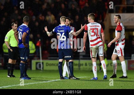 Peter Clarke von Oldham wird am Samstag, den 26. Januar 2019, während des FA-Cup-Spiels zwischen Doncaster Rovers und Oldham Athletic im Keepmoat-Stadion in Doncaster, Großbritannien, abgeschickt. (Foto von MI News/NurPhoto) Stockfoto