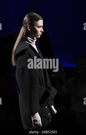 Ein Model läuft auf der Piste 'Steps AW 19/20' während der INUNEZ Fashion Show auf der Madrider Mercedes Benz Fashion Week Herbst/Winter 2019-2020 am 28 2019. Januar in Madrid, Spanien (Foto von Oscar Gonzalez/NurPhoto) Stockfoto