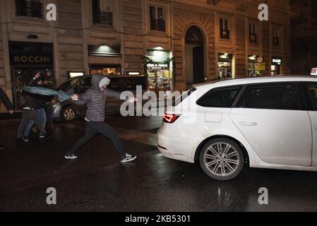 Demonstranten greifen am 28. Januar 2018 ein Taxiauto an, während ein Privatvermieter des NCC gegen das neue Kategoriengesetz vor dem italienischen Senat in Rom protestiert. Die privaten Fahrer des „NCC“ bestreiten die Nichtverlängerung von Artikel 29 des Gesetzesdekrets 207, das die Fahrer verpflichtet, am Ende jeder erbrachten Leistung in die Garage zurückzukehren. (Foto von Michele Spatari/NurPhoto) Stockfoto