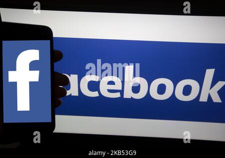 Das Logo von Facebook ist auf einem Smartphone vor dem Logo von Facebook zu sehen. Facebook ist eines der größten Unternehmen weltweit. Mark Zuckerberg ist Gründer und CEO. (Foto von Alexander Pohl/NurPhoto) Stockfoto