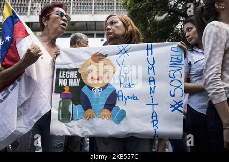 Oppositionelle Demonstranten nehmen am 30. Januar 2019 in Caracas, Venezuela, an Protest gegen die Regierung von Präsident Nicolas Maduro Teil, die vom Oppositionsführer und selbsternannten "amtierenden Präsidenten" Juan Guaido gerufen wurde. Der venezolanische Präsident Nicolas Maduro traf am Mittwoch auf militärische "Zwangsmaßnahmen", die er sagte, sich verschworen haben, die Streitkräfte zu Spalten und einen Putsch zu planen, während die Opposition einen neuen Protest plante, um den sozialistischen Führer von der Macht zu zwingen. (Foto von Elyxandro Cegarra/NurPhoto) Stockfoto