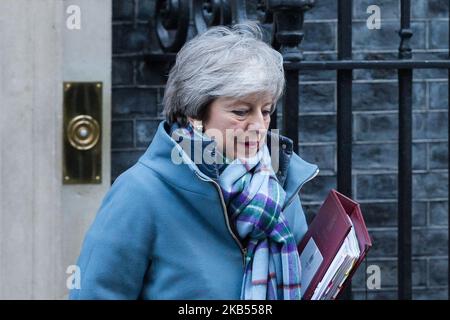 Die britische Premierministerin Theresa May verlässt am 30. Januar 2019 die Downing Street 10 im Zentrum von London, Großbritannien, zur wöchentlichen PMQ-Sitzung im Unterhaus. Nach dem Ergebnis der gestrigen Abstimmung im Unterhaus über die Änderungen des 'Brexit-Plans B' der Regierung hat Theresa May bis zum 13. Februar Zeit, um zu versuchen, die alternativen Vereinbarungen zum irischen Backstop mit der EU auszuhandeln und den Plan zur erneuten Abstimmung an das Unterhaus zurückzubringen. (Foto von Wiktor Szymanowicz/NurPhoto) Stockfoto