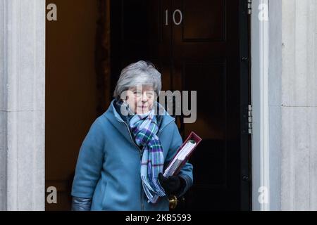 Die britische Premierministerin Theresa May verlässt am 30. Januar 2019 die Downing Street 10 im Zentrum von London, Großbritannien, zur wöchentlichen PMQ-Sitzung im Unterhaus. Nach dem Ergebnis der gestrigen Abstimmung im Unterhaus über die Änderungen des 'Brexit-Plans B' der Regierung hat Theresa May bis zum 13. Februar Zeit, zu versuchen, die alternativen Vereinbarungen zum irischen Backstop mit der EU auszuhandeln und den Plan zur erneuten Abstimmung an das Unterhaus zurückzubringen. (Foto von Wiktor Szymanowicz/NurPhoto) Stockfoto