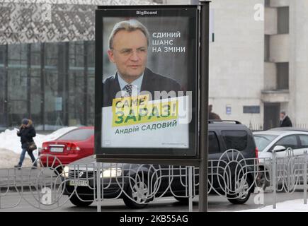 Eine Wahlplakat des Bürgermeisters von Lemberg und ein Kandidat für die zukünftigen Präsidentschaftswahlen Andriy Sadovyi ist auf einer Straße in Kiew, Ukraine, am 31. Januar 2019 zu sehen. Die zentrale Wahlkommission der Ukraine hat per Januar 30 26 Kandidaten für den Vorsitz der Ukraine registriert. Die Präsidentschaftswahlen werden am 31. März in der Ukraine stattfinden. (Foto von STR/NurPhoto) Stockfoto