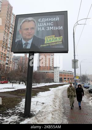 Eine Wahlplakat des Bürgermeisters von Lemberg und ein Kandidat für die zukünftigen Präsidentschaftswahlen Andriy Sadovyi ist auf einer Straße in Kiew, Ukraine, am 31. Januar 2019 zu sehen. Die zentrale Wahlkommission der Ukraine hat per Januar 30 26 Kandidaten für den Vorsitz der Ukraine registriert. Die Präsidentschaftswahlen werden am 31. März in der Ukraine stattfinden. (Foto von STR/NurPhoto) Stockfoto