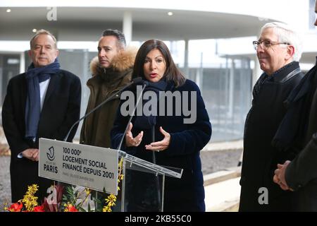 Die Pariser Bürgermeisterin Anne Hidalgo (C) eröffnet am 31. Januar 2019 ein neues Gebäude für den sozialen Wohnungsbau im 16. Bezirk von Paris und feiert die Finanzierung von 100.000 sozialen Wohnungsbauten in Paris seit dem Jahr 2001. (Foto von Michel Stoupak/NurPhoto) Stockfoto