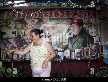 Am 23. Januar (23 de Enero) am 30. Januar 2019 in Caracas, Venezuela, kümmert sich Madame Elizabeth um die Pflege und den Schutz einer Kapelle des ehemaligen venezolanischen Präsidenten Hugo Chavez im beliebten Viertel. (Foto von Elyxandro Cegarra/NurPhoto) Stockfoto