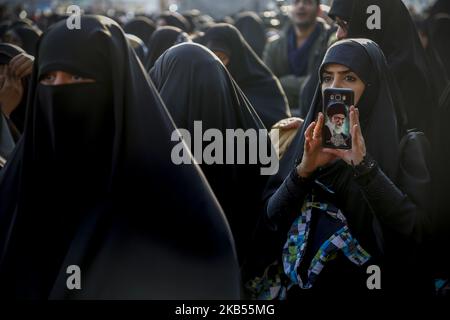 Iranische Frauen und Mädchen versammeln sich am 31. Januar 2019 vor dem 40.. Jahrestag der Islamischen Revolution auf dem Imam-Hussein-Platz in Teheran. Der Oberste Führer Ayatollah Ali Khamenei und die Islamische Revolution von 1979 drückten ihre Unterstützung für die iranische Regierung aus. Jedes Jahr wird im Iran die Islamische Revolution, die die monarchische Herrschaft des Hauses Pahlavi beendete, vom 1. Februar bis zum 11. Februar gefeiert, eine Zeit, die als ‘zehn-Tage-Morgenröte’ bekannt ist (Foto von Rouzbeh Fouladi/NurPhoto) Stockfoto