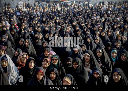 Iranische Frauen und Mädchen versammeln sich am 31. Januar 2019 vor dem 40.. Jahrestag der Islamischen Revolution auf dem Imam-Hussein-Platz in Teheran. Der Oberste Führer Ayatollah Ali Khamenei und die Islamische Revolution von 1979 drückten ihre Unterstützung für die iranische Regierung aus. Jedes Jahr wird im Iran die Islamische Revolution, die die monarchische Herrschaft des Hauses Pahlavi beendete, vom 1. Februar bis zum 11. Februar gefeiert, eine Zeit, die als ‘zehn-Tage-Morgenröte’ bekannt ist (Foto von Rouzbeh Fouladi/NurPhoto) Stockfoto