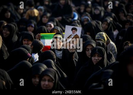 Iranische Frauen und Mädchen versammeln sich am 31. Januar 2019 vor dem 40.. Jahrestag der Islamischen Revolution auf dem Imam-Hussein-Platz in Teheran. Der Oberste Führer Ayatollah Ali Khamenei und die Islamische Revolution von 1979 drückten ihre Unterstützung für die iranische Regierung aus. Jedes Jahr wird im Iran die Islamische Revolution, die die monarchische Herrschaft des Hauses Pahlavi beendete, vom 1. Februar bis zum 11. Februar gefeiert, eine Zeit, die als ‘zehn-Tage-Morgenröte’ bekannt ist (Foto von Rouzbeh Fouladi/NurPhoto) Stockfoto