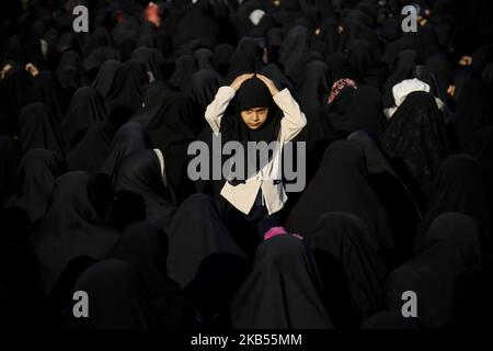 Iranische Frauen und Mädchen versammeln sich am 31. Januar 2019 vor dem 40.. Jahrestag der Islamischen Revolution auf dem Imam-Hussein-Platz in Teheran. Der Oberste Führer Ayatollah Ali Khamenei und die Islamische Revolution von 1979 drückten ihre Unterstützung für die iranische Regierung aus. Jedes Jahr wird im Iran die Islamische Revolution, die die monarchische Herrschaft des Hauses Pahlavi beendete, vom 1. Februar bis zum 11. Februar gefeiert, eine Zeit, die als ‘zehn-Tage-Morgenröte’ bekannt ist (Foto von Rouzbeh Fouladi/NurPhoto) Stockfoto