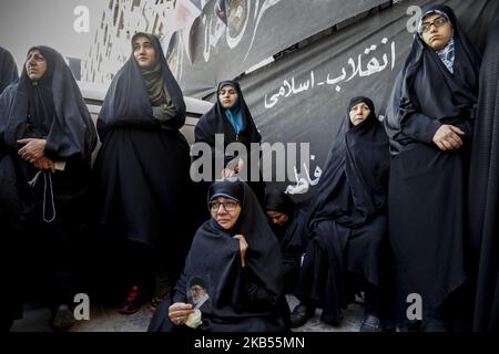 Iranische Frauen und Mädchen versammeln sich am 31. Januar 2019 vor dem 40.. Jahrestag der Islamischen Revolution auf dem Imam-Hussein-Platz in Teheran. Der Oberste Führer Ayatollah Ali Khamenei und die Islamische Revolution von 1979 drückten ihre Unterstützung für die iranische Regierung aus. Jedes Jahr wird im Iran die Islamische Revolution, die die monarchische Herrschaft des Hauses Pahlavi beendete, vom 1. Februar bis zum 11. Februar gefeiert, eine Zeit, die als ‘zehn-Tage-Morgenröte’ bekannt ist (Foto von Rouzbeh Fouladi/NurPhoto) Stockfoto