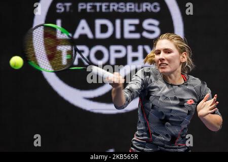 Ekaterina Alexandrova aus Russland gibt den Ball an Aryna Sabalenka aus Weißrussland während ihres WTA St. Petersburg Ladies Trophy 2019 Tennisspiels am 1. Februar 2019 in Sankt Petersburg, Russland, zurück. (Foto von Mike Kireev/NurPhoto) Stockfoto
