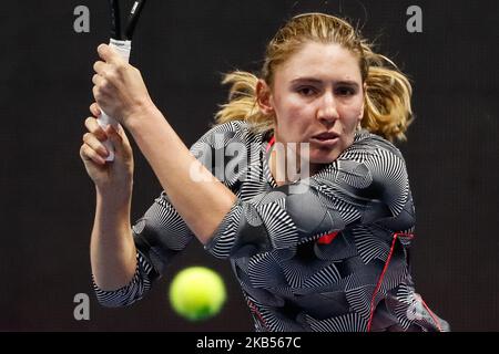 Ekaterina Alexandrova aus Russland gibt den Ball an Aryna Sabalenka aus Weißrussland während ihres WTA St. Petersburg Ladies Trophy 2019 Tennisspiels am 1. Februar 2019 in Sankt Petersburg, Russland, zurück. (Foto von Mike Kireev/NurPhoto) Stockfoto