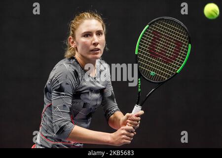 Ekaterina Alexandrova aus Russland gibt den Ball an Aryna Sabalenka aus Weißrussland während ihres WTA St. Petersburg Ladies Trophy 2019 Tennisspiels am 1. Februar 2019 in Sankt Petersburg, Russland, zurück. (Foto von Mike Kireev/NurPhoto) Stockfoto