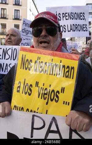 Rentner und Taxifahrer protestieren gegen die Kürzungen der Renten, während sie von Atocha auf den Platz Puerta del Sol in Madrid, Spanien, marschieren, 02. März 2019 (Foto: Oscar Gonzalez/NurPhoto) Stockfoto