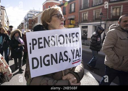 Rentner und Taxifahrer protestieren gegen die Kürzungen der Renten, während sie von Atocha auf den Platz Puerta del Sol in Madrid, Spanien, marschieren, 02. März 2019 (Foto: Oscar Gonzalez/NurPhoto) Stockfoto