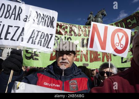 Rentner und Taxifahrer protestieren gegen die Kürzungen der Renten, während sie von Atocha auf den Platz Puerta del Sol in Madrid, Spanien, marschieren, 02. März 2019 (Foto: Oscar Gonzalez/NurPhoto) Stockfoto