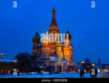 Kathedrale der Heiligen Basiliken auf dem Roten Platz von Moskau am Winterabend Stockfoto