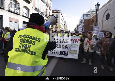 Rentner und Taxifahrer protestieren gegen die Kürzungen der Renten, während sie von Atocha auf den Platz Puerta del Sol in Madrid, Spanien, marschieren, 02. März 2019 (Foto: Oscar Gonzalez/NurPhoto) Stockfoto