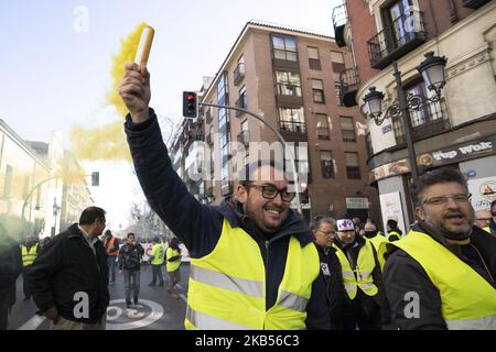 Rentner und Taxifahrer protestieren gegen die Kürzungen der Renten, während sie von Atocha auf den Platz Puerta del Sol in Madrid, Spanien, marschieren, 02. März 2019 (Foto: Oscar Gonzalez/NurPhoto) Stockfoto