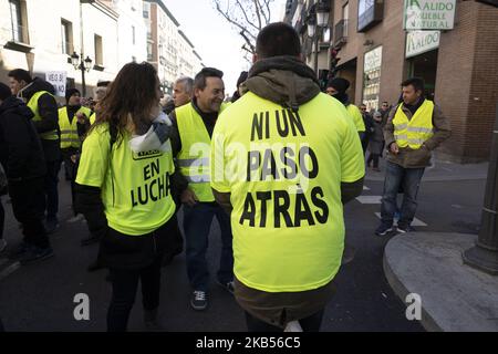 Rentner und Taxifahrer protestieren gegen die Kürzungen der Renten, während sie von Atocha auf den Platz Puerta del Sol in Madrid, Spanien, marschieren, 02. März 2019 (Foto: Oscar Gonzalez/NurPhoto) Stockfoto