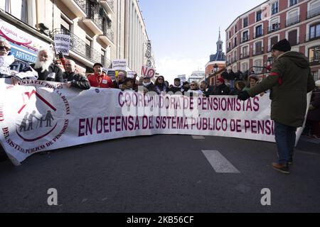 Rentner und Taxifahrer protestieren gegen die Kürzungen der Renten, während sie von Atocha auf den Platz Puerta del Sol in Madrid, Spanien, marschieren, 02. März 2019 (Foto: Oscar Gonzalez/NurPhoto) Stockfoto