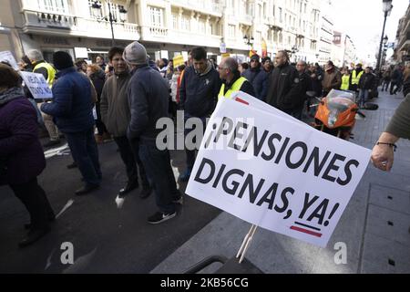 Rentner und Taxifahrer protestieren gegen die Kürzungen der Renten, während sie von Atocha auf den Platz Puerta del Sol in Madrid, Spanien, marschieren, 02. März 2019 (Foto: Oscar Gonzalez/NurPhoto) Stockfoto