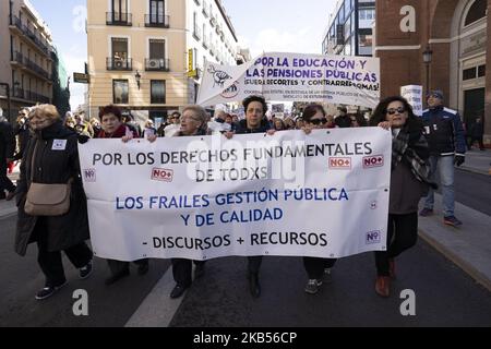 Rentner und Taxifahrer protestieren gegen die Kürzungen der Renten, während sie von Atocha auf den Platz Puerta del Sol in Madrid, Spanien, marschieren, 02. März 2019 (Foto: Oscar Gonzalez/NurPhoto) Stockfoto